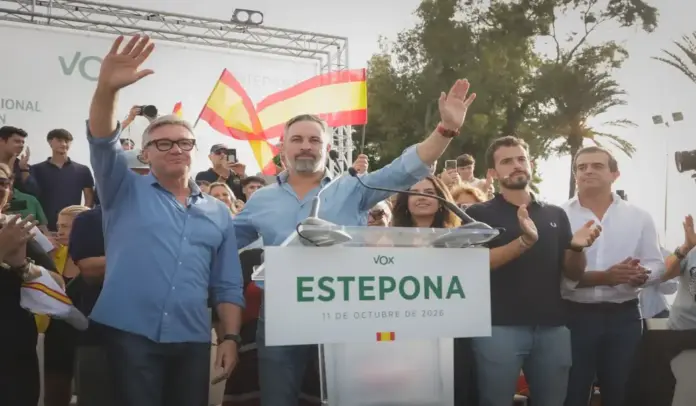 Baño de masas de Abascal en Estepona «El 29N es el momento de los españoles» (4) FOTOGRAFÍA. ESTEPONA, 11 DE OCTUBRE DE 2026. Perspectiva general que muestra los dirigentes de Vox ante un lleno absoluto registrado en el patio principal de conferencias del Sol Marbella Estepona Atalaya Park durante la clausura del multitudinario acto público de Vox en la Costa del Sol. En el estrado principal posan de forma coordinada el presidente del CEP de Málaga, Antonio Sevilla Rodríguez (d); el consejero andaluz Manuel Gavira Florentino (i); el portavoz de Vivienda Carlos Hernández Quero (2 d); y la portavoz parlamentaria nacional María José Rodríguez de Millán Parro ("Pepa Millán") (c); arropando al candidato a la Presidencia del Gobierno de España, Santiago Abascal Conde. La instantánea plasma a una muchedumbre compacta que abarrota las butacas y los pasillos laterales agitando enseñas nacionales, reflejando el respaldo masivo a las consignas de prioridad nacional y remigración de cara al 29N. Lasvocesdelpueblo (Ñ Pueblo).