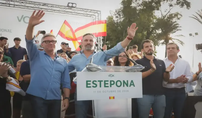 FOTOGRAFÍA. ESTEPONA, 11 DE OCTUBRE DE 2026. Perspectiva general que muestra los dirigentes de Vox ante un lleno absoluto registrado en el patio principal de conferencias del Sol Marbella Estepona Atalaya Park durante la clausura del multitudinario acto público de Vox en la Costa del Sol. En el estrado principal posan de forma coordinada el presidente del CEP de Málaga, Antonio Sevilla Rodríguez (d); el consejero andaluz Manuel Gavira Florentino (i); el portavoz de Vivienda Carlos Hernández Quero (2 d); y la portavoz parlamentaria nacional María José Rodríguez de Millán Parro ("Pepa Millán") (c); arropando al candidato a la Presidencia del Gobierno de España, Santiago Abascal Conde. La instantánea plasma a una muchedumbre compacta que abarrota las butacas y los pasillos laterales agitando enseñas nacionales, reflejando el respaldo masivo a las consignas de prioridad nacional y remigración de cara al 29N. Lasvocesdelpueblo (Ñ Pueblo).