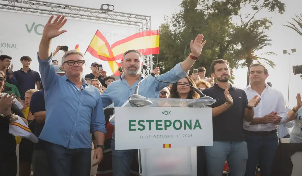 FOTOGRAFÍA. ESTEPONA, 11 DE OCTUBRE DE 2026. Perspectiva general que muestra los dirigentes de Vox ante un lleno absoluto registrado en el patio principal de conferencias del Sol Marbella Estepona Atalaya Park durante la clausura del multitudinario acto público de Vox en la Costa del Sol. En el estrado principal posan de forma coordinada el presidente del CEP de Málaga, Antonio Sevilla Rodríguez (d); el consejero andaluz Manuel Gavira Florentino (i); el portavoz de Vivienda Carlos Hernández Quero (2 d); y la portavoz parlamentaria nacional María José Rodríguez de Millán Parro ("Pepa Millán") (c); arropando al candidato a la Presidencia del Gobierno de España, Santiago Abascal Conde. La instantánea plasma a una muchedumbre compacta que abarrota las butacas y los pasillos laterales agitando enseñas nacionales, reflejando el respaldo masivo a las consignas de prioridad nacional y remigración de cara al 29N. Lasvocesdelpueblo (Ñ Pueblo).