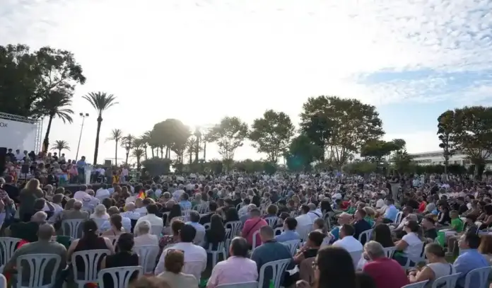 FOTOGRAFÍA. ESTEPONA, 11 DE OCTUBRE DE 2026. Perspectiva general que muestra el lleno absoluto registrado en el patio principal de conferencias del Sol Marbella Estepona Atalaya Park durante la clausura del multitudinario acto público de Vox en la Costa del Sol. En el estrado principal posan de forma coordinada el presidente del CEP de Málaga, Antonio Sevilla Rodríguez; el consejero andaluz Manuel Gavira Florentino; el portavoz de Vivienda Carlos Hernández Quero y la portavoz parlamentaria nacional María José Rodríguez de Millán Parro ("Pepa Millán"), arropando al candidato a la Presidencia del Gobierno de España, Santiago Abascal Conde. La instantánea plasma a una muchedumbre compacta que abarrota las butacas y los pasillos laterales agitando enseñas nacionales, reflejando el respaldo masivo a las consignas de prioridad nacional y remigración de cara al 29N. Lasvocesdelpueblo (Ñ Pueblo).