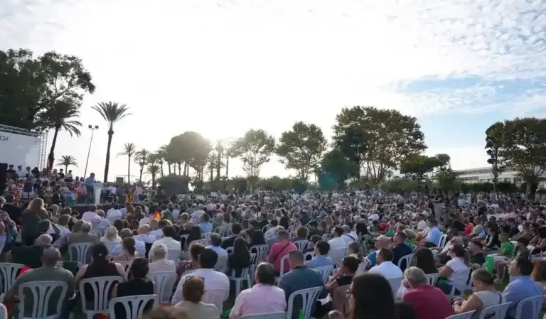 FOTOGRAFÍA. ESTEPONA, 11 DE OCTUBRE DE 2026. Perspectiva general que muestra el lleno absoluto registrado en el patio principal de conferencias del Sol Marbella Estepona Atalaya Park durante la clausura del multitudinario acto público de Vox en la Costa del Sol. En el estrado principal posan de forma coordinada el presidente del CEP de Málaga, Antonio Sevilla Rodríguez; el consejero andaluz Manuel Gavira Florentino; el portavoz de Vivienda Carlos Hernández Quero y la portavoz parlamentaria nacional María José Rodríguez de Millán Parro ("Pepa Millán"), arropando al candidato a la Presidencia del Gobierno de España, Santiago Abascal Conde. La instantánea plasma a una muchedumbre compacta que abarrota las butacas y los pasillos laterales agitando enseñas nacionales, reflejando el respaldo masivo a las consignas de prioridad nacional y remigración de cara al 29N. Lasvocesdelpueblo (Ñ Pueblo).