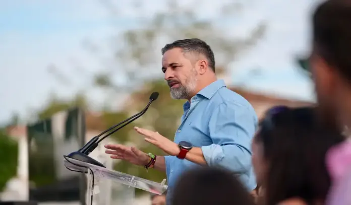FOTOGRAFÍA. ESTEPONA, 11 DE OCTUBRE DE 2026. Perspectiva general que muestra el jefe de filas de Bambú 12 ante un lleno absoluto registrado en el patio principal de conferencias del Sol Marbella Estepona Atalaya Park durante la clausura del multitudinario acto público de Vox en la Costa del Sol. En el estrado principal posan de forma coordinada el presidente del CEP de Málaga, Antonio Sevilla Rodríguez; el consejero andaluz Manuel Gavira Florentino; el portavoz de Vivienda Carlos Hernández Quero; y la portavoz parlamentaria nacional María José Rodríguez de Millán Parro ("Pepa Millán"); arropando al candidato a la Presidencia del Gobierno de España, Santiago Abascal Conde (en la imagen). La instantánea plasma a una muchedumbre compacta que abarrota las butacas y los pasillos laterales agitando enseñas nacionales, reflejando el respaldo masivo a las consignas de prioridad nacional y remigración de cara al 29N. Lasvocesdelpueblo (Ñ Pueblo).