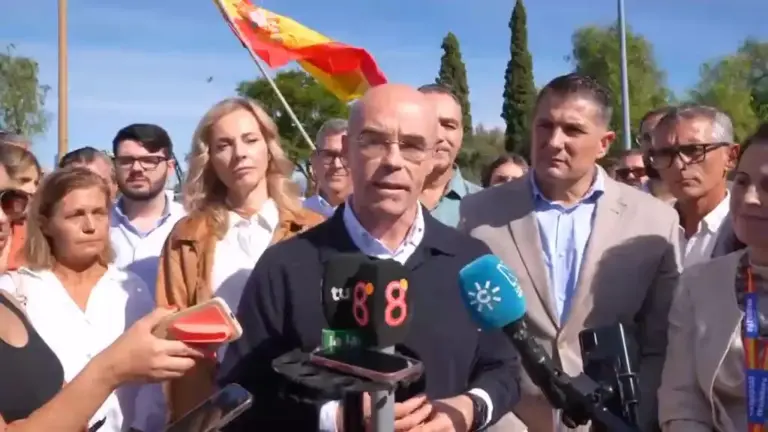 FOTOGRAFÍA. CHICLANA DE LA FRONTERA, 24 D EOCTUBRE DE 2026. El jefe de la delegación de Vox en el Parlamento Europeo, eurodiputado de Patriots for Europe y coordinador nacional de los servicios jurídicos de la formación patriótica, Jorge Buxadé Villalba, atiende a los medios de comunicación en Chiclana de la Frontera, Cádiz. Lasvocesdelpueblo (Ñ Pueblo)