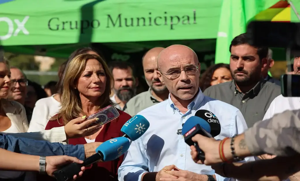 FOTOGRAFÍA. SEVILLA, 25 DE OCTUBRE DE 2026. El coordinador jurídico nacional de Vox, jefe de la delegación del partido patriota en Bruselas y eurodiputado de Patriots for Europe en el Parlamento Europeo, Jorge Buxadé Villalba, atiende a los medios de comunicación en Sevilla. Lasvocesdelpueblo (Ñ Pueblo)
