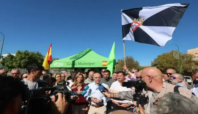 Buxadé frena la islamización de Sevilla impulsada por el PP y amenaza con romper el Gobierno municipal (2) FOTOGRAFÍA. SEVILLA, 25 DE OCTUBRE DE 2026. El coordinador jurídico nacional de Vox, jefe de la delegación del partido patriota en Bruselas y eurodiputado de Patriots for Europe en el Parlamento Europeo, Jorge Buxadé Villalba, atiende a los medios de comunicación en Sevilla. Lasvocesdelpueblo (Ñ Pueblo)