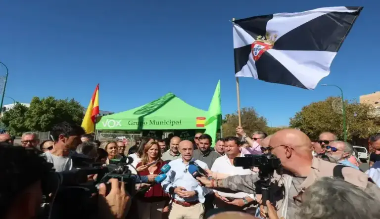 FOTOGRAFÍA. SEVILLA, 25 DE OCTUBRE DE 2026. El coordinador jurídico nacional de Vox, jefe de la delegación del partido patriota en Bruselas y eurodiputado de Patriots for Europe en el Parlamento Europeo, Jorge Buxadé Villalba, atiende a los medios de comunicación en Sevilla. Lasvocesdelpueblo (Ñ Pueblo)