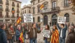 FOTOGRAFÍA. BARCELONA, 23 DE OCTUBRE DE 2026. Una multitud de ciudadanos patriotas se concentra ante la fachada de un ayuntamiento en Cataluña, exhibiendo banderas de España y pancartas con lemas como «El español también es nuestra lengua», «Queremos ser atendidos en nuestro idioma» y «Derechos lingüísticos para todos», en protesta contra los carteles de imposición institucional que restringen la atención únicamente al catalán. Convivencia Cívica Catalana (CCC) planta cara a 11 ayuntamientos catalanes y exige frenar la segregación del español mediante recursos y alegaciones administrativas frente a las ordenanzas separatistas amparadas por el régimen socialista de Salvador Illa Roca. Lasvocesdelpueblo (Ñ Pueblo)