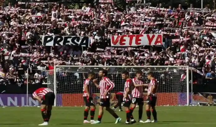 Caos en Vallecas Suspendido definitivamente el Rayo-Athletic por una lluvia de objetos (2) FOTOGRAFÍA. MADRID, 10 DE OCTUBRE DE 2026. El arbitro suspendió momentáneamente el partido después de que la afición rayista protestara contra la gestión de Martín Presa lanzando aviones de papel y bolas pequeñas de plástico, durante el partido de La Liga que enfrentó Al Rayo Vallecano y al Athletic Bilbao, este sábado. EFE
