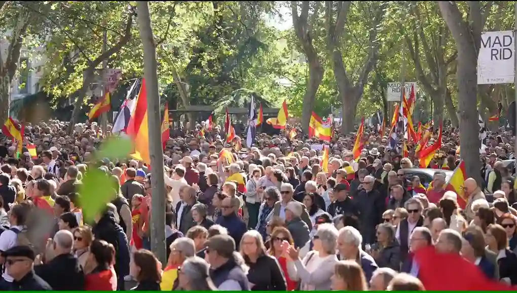 FOTOGRAFÍA. MADRID, 25 DE OCTUBRE DE 2026. Marea de miles de patriotas españoles encabezados por la plataforma ciudadana «Mujeres Caballas - Familias Unidas por Ceuta» recorre el Paseo del Prado portando banderas de España y de Ceuta para exigir el fin de la invasión migratoria. Lasvocesdelpueblo (Ñ Pueblo)