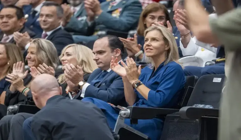 FOTOGRAFÍA. SEVILLA, 06 DE OCTUBRE DE 2026. La diputada del Grupo Parlamentario de la formación patriota Vox por Sevilla en el Parlamento de Andalucía, María Cristina Peláez Izquierdo, registrada este martes durante el acto institucional del Día del Cuerpo Nacional de la Policía de España. Lasvocesdelpueblo (Ñ Pueblo)