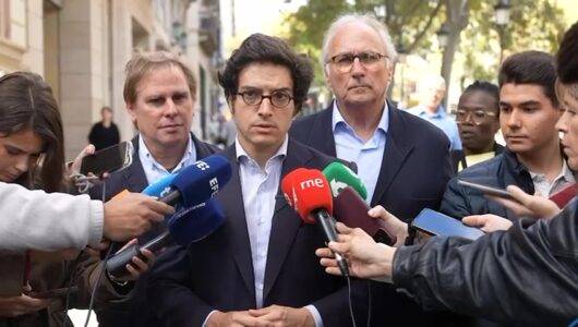 FOTOGRAFÍA. BARCELONA, 30 DE OCTUBRE DE 2026. El portavoz nacional de Economía, Energía y Desregulación de Vox, José María Figaredo Álvarez-Sala, ofrece una rueda de prensa en Barcelona, junto a destacados referentes de la formación en la provincia, encabezados por el candidato de Vox por Barcelona al Congreso de los Diputados para el 29N, Juan José Aizcorbe Torra, y el presidente del Comité Ejecutivo Provincial (CEP) de Vox en Barcelona y diputado autonómico, Joan Garriga Doménech, entre otros líderes provinciales y candidatos de la lista verde barcelonesa. Lasvocesdelpueblo (Ñ Pueblo)