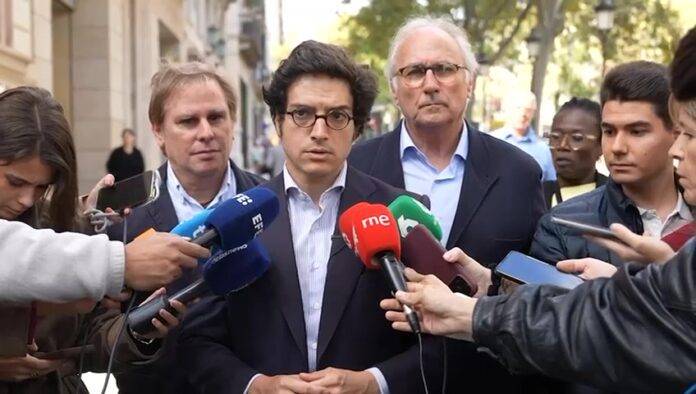 Declaración inicial del José María Figaredo Álvarez-Sala - frame at 0m3s FOTOGRAFÍA. BARCELONA, 30 DE OCTUBRE DE 2026. El portavoz nacional de Economía, Energía y Desregulación de Vox, José María Figaredo Álvarez-Sala, ofrece una rueda de prensa en Barcelona, junto a destacados referentes de la formación en la provincia, encabezados por el candidato de Vox por Barcelona al Congreso de los Diputados para el 29N, Juan José Aizcorbe Torra, y el presidente del Comité Ejecutivo Provincial (CEP) de Vox en Barcelona y diputado autonómico, Joan Garriga Doménech, entre otros líderes provinciales y candidatos de la lista verde barcelonesa. Lasvocesdelpueblo (Ñ Pueblo)