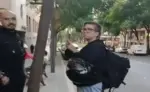 FOTOGRAFÍA. TARRAGONA, 16 D EOCTUBRE DE 2026. Detienen con un cuchillo a los radicales que asaltaron la sede de Vox en Tarragona. La fisonomía de los atacantes pillados in fraganti queda plenamente expuesta: se observa a un varón joven, de estatura media-alta, complexión fuerte, con la cabeza rapada al cero pero con una perilla y barba perfiladas. Viste un uniforme táctico completamente negro compuesto por sudadera con capucha, pantalones anchos y calzado oscuro. Destaca en su brazo derecho un denso tatuaje de mangas oscuras que se extiende hasta la muñeca. A su lado se sitúa la mujer identificada como la agresora del miércoles: de estatura media, complexión estándar, con el pelo rapado por los laterales y un flequillo teñido de rubio platino, portando gafas de montura negra. Luce pantalones de chándal gris claro, calzado oscuro y una voluminosa riñonera cruzada sobre el pecho —donde ocultaba el cuchillo— junto a una mochila escolar colgada a su espalda. La actitud de ambos es de constante vigilancia, manipulando terminales móviles con actitud desafiante ante el entorno. Lasvocesdelpueblo (Ñ Pueblo)