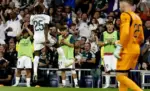 FOTOGRAFÍA. MADRID, 10 DE OCTUBRE DE 2026. El delantero del Real Madrid Yan Diomande (i) celebra con Kylian Mbappé tras marcar el 1-0, durante el partido de LaLiga de fútbol que Real Madrid y Villarreal CF disputaron en el estadio Santiago Bernabéu. EFE