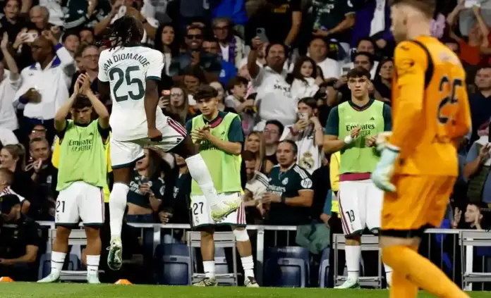 FOTOGRAFÍA. MADRID, 10 DE OCTUBRE DE 2026. El delantero del Real Madrid Yan Diomande (i) celebra con Kylian Mbappé tras marcar el 1-0, durante el partido de LaLiga de fútbol que Real Madrid y Villarreal CF disputaron en el estadio Santiago Bernabéu. EFE