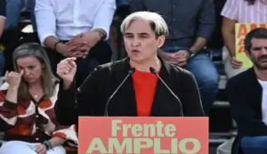 FOTOGRAFÍA. MADRID, 17 D EOCTUBRE DE 2026. Parte de la ultraizquierda antisemita presentó este sábado a la exalcaldesa de Barcelona y referente del radicalismo pro-islamista de Barcelona en Comú, Ada Colau Ballano, como candidata a la Presidencia del Gobierno para el 29N. El evento se celebró en el Auditorio del Parque Lineal del Manzanares, en Madrid, justo un día después de que expirase el plazo legal para el registro de las coaliciones electorales para el 29N. EFE