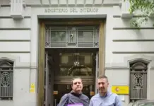 FOTOGRAFÍA. MADRID, 29 DE ABRIL DE 2026. El líder del sindicato con representación en el Consejo de la Policía Equiparación Ya (EYA), Natán Espino Pérez (i), junto a un miembro de su organización. Lasvocesdelpueblo (Ñ Pueblo)