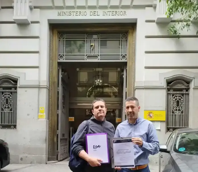 EYA apoya el encierro en Interior pero exige un bloqueo institucional real FOTOGRAFÍA. MADRID, 29 DE ABRIL DE 2026. El líder del sindicato con representación en el Consejo de la Policía Equiparación Ya (EYA), Natán Espino Pérez (i), junto a un miembro de su organización. Lasvocesdelpueblo (Ñ Pueblo)