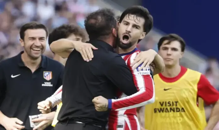 FOTOGRAFÍA. CORNELLÁ DE LLOBREGAT, 17 DE OCTUBRE DE 2026. El jugador del Atlético de Madrid Álex Baena celebra su gol contra el RCD Espanyol, junto a su entrenador Diego Simeone, durante el partido de la Jornada 9 de LaLiga EA Sports disputado entre el RCD Espanyol y el Atlético de Madrid este sábado en el RCD Stadium de Cornellá de Llobregat (Barcelona). EFE