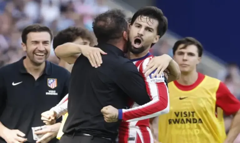 FOTOGRAFÍA. CORNELLÁ DE LLOBREGAT, 17 DE OCTUBRE DE 2026. El jugador del Atlético de Madrid Álex Baena celebra su gol contra el RCD Espanyol, junto a su entrenador Diego Simeone, durante el partido de la Jornada 9 de LaLiga EA Sports disputado entre el RCD Espanyol y el Atlético de Madrid este sábado en el RCD Stadium de Cornellá de Llobregat (Barcelona). EFE