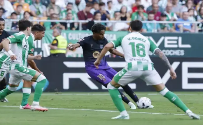 El Barça asalta La Cartuja en una batalla de goles y rojas frente a un orgulloso Betis (2-5) FOTOGRAFÍA. SEVILLA, 17 DE OCTUBRE DE 2026. El jugador del Barcelona Lamine Yamal remata para marcar el 0-1 ante el Betis, durante el partido de la jornada 9 de LaLiga EA Sports entre el Betis y el Barcelona, en el estadio La Cartuja de Sevilla. EFE