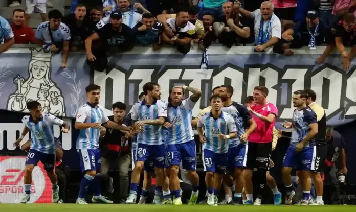 El Málaga castiga al Espanyol en el descuento y amarra un punto tras un gran partido (2) FOTOGRAFÍA. MÁLAGA, 09 DE OCTUBRE DE 2026. Los jugadores del Málaga celebran el 1-1, durante el partido de LaLiga de fútbol que Málaga CF y RCD Espanyol disputan este viernes en el estadio de La Rosaleda. EFE