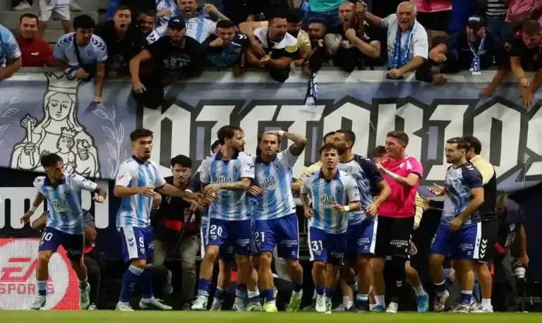 FOTOGRAFÍA. MÁLAGA, 09 DE OCTUBRE DE 2026. Los jugadores del Málaga celebran el 1-1, durante el partido de LaLiga de fútbol que Málaga CF y RCD Espanyol disputan este viernes en el estadio de La Rosaleda. EFE