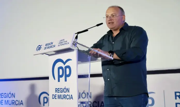 El PP exige a Sánchez elecciones generales inmediatas «No te lo pienses más y aprieta el botón» FOTOGRAFÍA. MURCIA, 04 DE OCTUBRE DE 2026. El vicesecretario general del PP, Miguel Ángel Tellado Filgueira, durante un acto de su formación derechista cobarde en Murcia. EFE