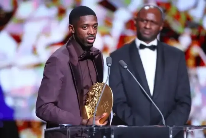 FOTOGRAFÍA. LONDRES, 26 DE OCTUBRE DE 2026. El delantero del Paris Saint-Germain Ousmane Dembele recibe el premio que acredita al PSG como el mejor equipo del mundo en la temporada 2025-2026 en la gala del Balón de Oro. EFE