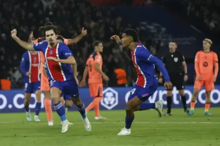 FOTOGRAFÍA. PARÍS, 20 DE OCTUBRE DE 2026. El jugador del PSG Vitinha (I) celebra el 3-2 durante el partido de la fase liga de la UEFA Champions que han jugado Paris Saint-Germain FC y FC Barcelona, en Paris, Francia. EFE