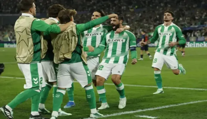 El Real Betis tumba al Feyenoord con un gol de Isco Alarcón y firma un pleno histórico en la Liga de Campeones FOTOGRAFÍA. SEVILLA, 21 DE OCTUBRE DE 2026. El centrocampista del Betis Isco Alarcón (2-d) celebra con sus compañeros tras marcar el 1-0, durante el partido de la Liga de Campeones que Real Betis y Feyenoord disputaron en el estadio de La Cartuja, en Sevilla. EFE