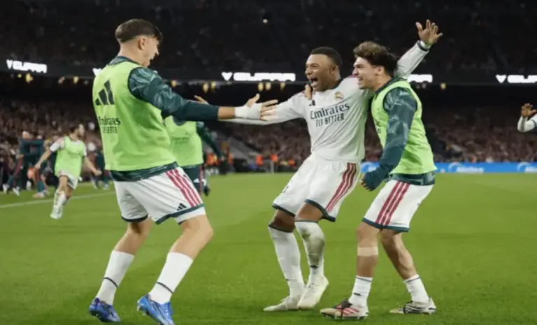 FOTOGRAFÍA. BARCELONA, 25 D EOCTUBRE DE 2026. El delantero francés del Real Madrid Kylian Mbappé celebra el segundo gol de su equipo durante el encuentro de LaLiga EA Sports que disputaron este domingo FC Barcelona y Real. EFE