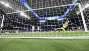 FOTOGRAFÍA. MADROD, 21 DE OCTUBRE DE 2026. El guardameta belga del Leipzig, Maarten Vandevoordt, intenta detener el balón en la jugada que ha significado el cuarto gol del Real Madrid durante el partido de la Liga de Campeones que Real Madrid y RB Leipzig han disputado en el Santiago Bernabéu. EFE