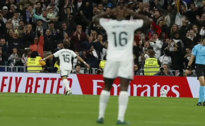 El Real Madrid golea al Sevilla con exhibición de Güler y recupera el pulso en LaLiga FOTOGRAFÍA. MADRID, 18 DE OCTUBRE DE 2026. El centrocampista turco del Real Madrid Arda Guler (i) celebra su gol durante el partido de la jornada 9 de LaLiga entre el Real Madrid y el Sevilla FC, este domingo en el estadio Santiago Bernabéu. EFE