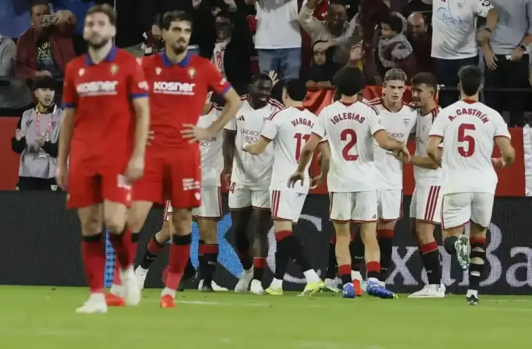 FOTOGRAFÍA. SEVILLA, 26 DE OCTUBRE DE 2026. Los jugadores del Sevilla celebran el segundo gol del equipo sevillista durante el encuentro de la Liga EA Sports que disputaron Sevilla y Osasuna en el estadio Sánchez Pizjuán, en Sevilla. EFE 