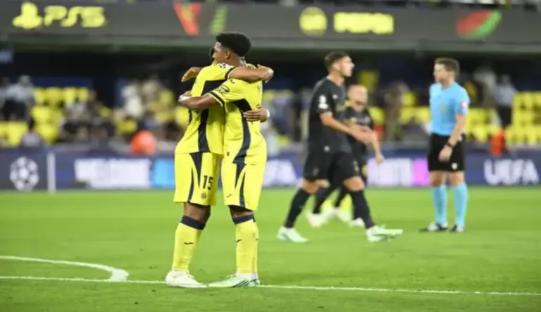 FOTOGRAFÍA. VILLARREAL, 13 D EOCTUBRE DE 2026. Los jugadores del Villarreal celebran la victoria, al término del partido de la Liga de Campeones que Villarreal y Nápoles han disputado en el estadio de La Cerámica. EFE