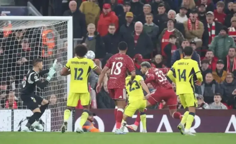 FOTOGRAFÍA. LIVERPOOL, 20 DE OCTUBRE DE 2026. El jugador del Liverpool Ronald Araujo logra el 2-2 durante el partido de la UEFA Champions League que han jugado Liverpool FC y Villarreal CF, en Liverpool, Reino Unido. EFE