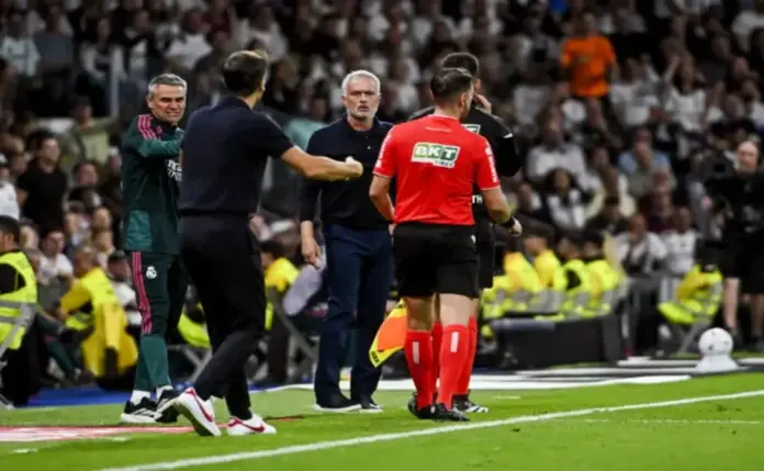 FOTOGRAFÍA. MADRID, 10 D EOCTUBRE DE 2026. El entrenador del Real Madrid Jose Mourinho (c) reacciona tras anularle un gol a Vinicius Jr. y sacarle la tarjeta roja durante el partido de LaLiga de fútbol que Real Madrid y Villarreal CF disputan este sábado en el estadio Santiago Bernabéu. EFE