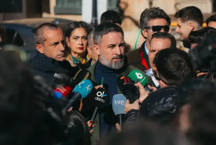 FOTOGRAFÍA. GUADALUPE, 01 DE DICIEMBRE DE 2025. El presidente de Vox, Santiago Abascal Conde, atiende a los medios de comunicación en Guadalupe, Cáceres, tras por la ciudad para conocer de primera mano los problemas de los vecinos, este 1 de diciembre de 2025, dentro de la campaña electoral de las elecciones autonómicas anticipadas convocadas por el partido Popular (PP) desafiando a un Vox que salió del Gobierno de coalición después del incumplimiento inaceptable por parte de los populares en materia de inmigración ilegal y descontrolada. Alberto Núñez Feijóo y María Guardiola pretenden con el adelanto electoral sacar una mayoría absoluta y nunca más tener que depender de un Vox que ha salido muy fuerte a defender la prioridad nacional, todo lo contrario de lo que quiera un PP sumiso a las políticas del sanchismo. Lasvocesdelpueblo (Ñ Pueblo)