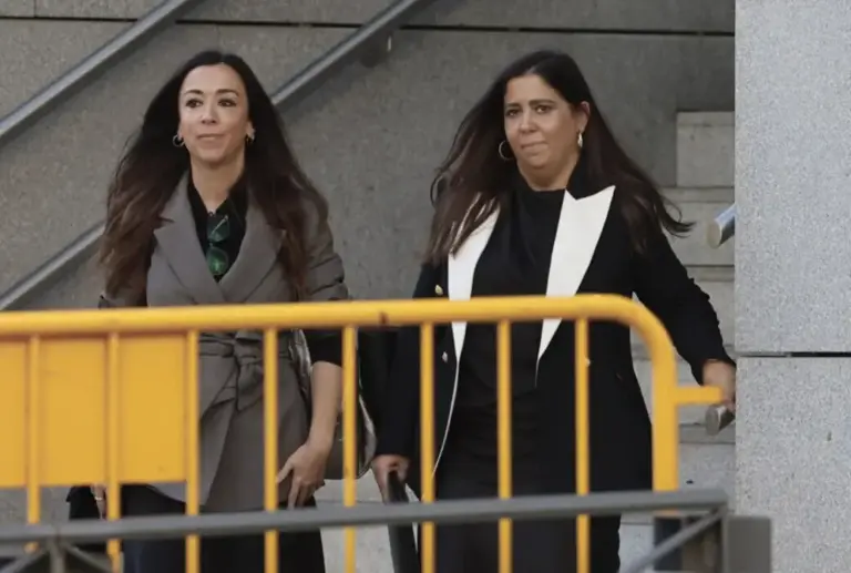 FOTOGRAFÍA. MADRID, 07 DE OCTUBRE DE 2026. La juez Beatriz Biedma Rojano (d), que procesó al hermano de Pedro Sánchez, sale de la Audiencia Nacional acompañada de su hermana y abogada tras denunciar ante el juez maniobras en su contra de la presunta trama de la exmilitante del PSOE Leire Díez, que habrían incluido contactos con un clan del narcotráfico para amenazarla. EFE