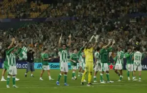 FOTOGRAFÍA. SEVILLA, 14 DE OCTUBRE DE 2026. Los jugadores del Betis celebran la victoria con la afición al finalizar el partido de la Liga de Campeones que Real Betis y FC Oporto disputaron en el estadio de La Cartuja, en Sevilla. EFE