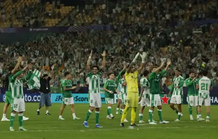 El entrenador del Oporto, el italiano Francesco Farioli, lamentó la derrota por 3-2 en el campo del Betis en la segunda jornada de la fase liga de la Liga de Campeones (1) FOTOGRAFÍA. SEVILLA, 14 DE OCTUBRE DE 2026. Los jugadores del Betis celebran la victoria con la afición al finalizar el partido de la Liga de Campeones que Real Betis y FC Oporto disputaron en el estadio de La Cartuja, en Sevilla. EFE