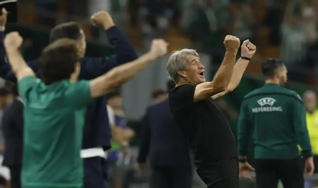 FOTOGRAFÍA. SEVILLA, 14 DE OCTUBRE DE 2026.El entrenador del Betis, Manuel Pellegrini, celebra el triunfo del equipo al finalizar el partido de la Liga de Campeones que Real Betis y FC Oporto disputaron en el estadio de La Cartuja, en Sevilla. EFE
