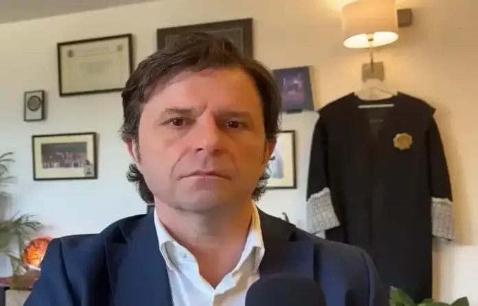 El juez imputa al exjuez Sáenz de Tejada por la trama mafiosa socialista FOTOGRAFÍA. BADAJOZ, 13 DE OCTUBRE DE 2026. El juez de la Audiencia Nacional, Santiago Pedraz, instructor del denominado caso Leire (también conocido en los ambientes políticos como el caso fontanera o caso cloacas del PSOE), ha imputado formalmente al exjuez José Luis Sáenz de Tejada. EFE