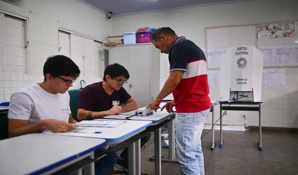 FOTOGRAFÍA. BRASILIA, 04 DE OCTUBRE DE 2026. Elecciones Brasil 2026. Votantes en la Escola Classe 02, en la región administrativa de Estrutural, en Brasilia (Brasil), este 4 de octubre de 2026. EFE