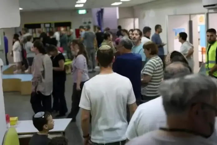 Elevada participación en las elecciones de Israel con el Likud de Netanyahu al frente del voto patriota (1) FOTOGRAFÍA. RA'ANANA, 26 DE OCTUBRE DE 2026. Israelíes hacen fila para emitir su voto en las elecciones a la 26.ª Knéset (parlamento) en la ciudad de Ra'anana, cerca de Tel Aviv, Israel, el 27 de octubre de 2026. EFE