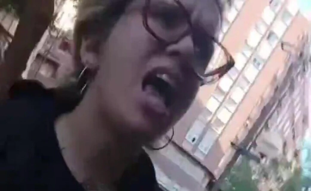 FOTOGRAFÍA. TARRAGONA, 14 DE OCTUBRE DE 2026. Violento ataque a la sede de Vox en Tarragona: Una radical hiere a una trabajadora. El documento audiovisual de la agresión, capturado en exclusiva desde el interior de la sede provincial de Vox por la propia víctima, documenta con precisión la violencia ejercida por la militante radical. Las imágenes arrancan mostrando el interior del local y la puerta acristalada de acceso a la calle Pere Martell, escuchándose de inmediato una serie de fuertes golpes secos propinados desde el exterior. Al abrirse la puerta, se observa en primer plano a una mujer con gafas de montura negra, el pelo corto teñido de rubio platino con los laterales rapados, vestida con una chaqueta negra y portando un bolso de viaje. La asaltante, con ademán muy agresivo, increpa a la trabajadora de Vox gritando: «¿Qué? ¿Qué es esto de deportación?», a lo que la responsable de afiliación responde con firmeza desde dentro de la sede: «Pues deportar a todo inmigrante ilegal». La respuesta desata la furia de la ultraizquierdista, quien rompe a gritar insultos como «¡Qué asquerosos sois, tía!», mientras se abalanza de forma física contra la cámara y la empleada del partido, propinándole un fuerte empujón. Lasvocesdelpueblo (Ñ pueblo)