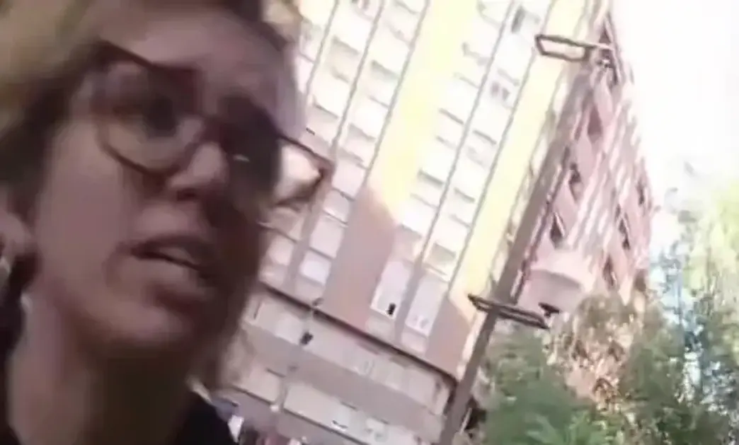 FOTOGRAFÍA. TARRAGONA, 14 DE OCTUBRE DE 2026. Violento ataque a la sede de Vox en Tarragona: Una radical hiere a una trabajadora. El documento audiovisual de la agresión, capturado en exclusiva desde el interior de la sede provincial de Vox por la propia víctima, documenta con precisión la violencia ejercida por la militante radical. Las imágenes arrancan mostrando el interior del local y la puerta acristalada de acceso a la calle Pere Martell, escuchándose de inmediato una serie de fuertes golpes secos propinados desde el exterior. Al abrirse la puerta, se observa en primer plano a una mujer con gafas de montura negra, el pelo corto teñido de rubio platino con los laterales rapados, vestida con una chaqueta negra y portando un bolso de viaje. La asaltante, con ademán muy agresivo, increpa a la trabajadora de Vox gritando: «¿Qué? ¿Qué es esto de deportación?», a lo que la responsable de afiliación responde con firmeza desde dentro de la sede: «Pues deportar a todo inmigrante ilegal». La respuesta desata la furia de la ultraizquierdista, quien rompe a gritar insultos como «¡Qué asquerosos sois, tía!», mientras se abalanza de forma física contra la cámara y la empleada del partido, propinándole un fuerte empujón. Lasvocesdelpueblo (Ñ pueblo)