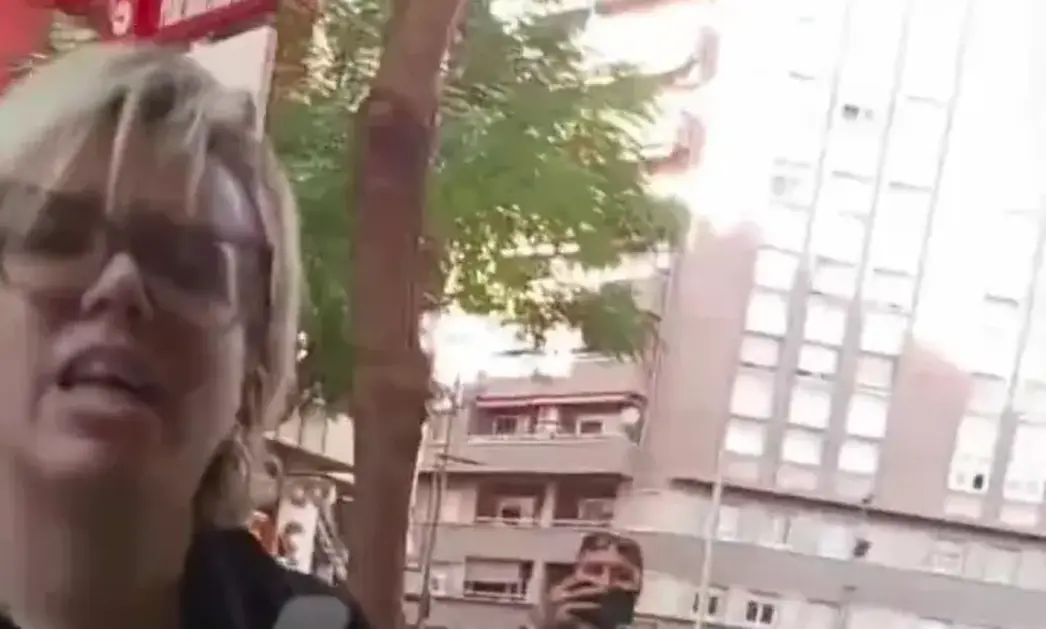 FOTOGRAFÍA. TARRAGONA, 14 DE OCTUBRE DE 2026. Violento ataque a la sede de Vox en Tarragona: Una radical hiere a una trabajadora. El documento audiovisual de la agresión, capturado en exclusiva desde el interior de la sede provincial de Vox por la propia víctima, documenta con precisión la violencia ejercida por la militante radical. Las imágenes arrancan mostrando el interior del local y la puerta acristalada de acceso a la calle Pere Martell, escuchándose de inmediato una serie de fuertes golpes secos propinados desde el exterior. Al abrirse la puerta, se observa en primer plano a una mujer con gafas de montura negra, el pelo corto teñido de rubio platino con los laterales rapados, vestida con una chaqueta negra y portando un bolso de viaje. La asaltante, con ademán muy agresivo, increpa a la trabajadora de Vox gritando: «¿Qué? ¿Qué es esto de deportación?», a lo que la responsable de afiliación responde con firmeza desde dentro de la sede: «Pues deportar a todo inmigrante ilegal». La respuesta desata la furia de la ultraizquierdista, quien rompe a gritar insultos como «¡Qué asquerosos sois, tía!», mientras se abalanza de forma física contra la cámara y la empleada del partido, propinándole un fuerte empujón. Lasvocesdelpueblo (Ñ pueblo)