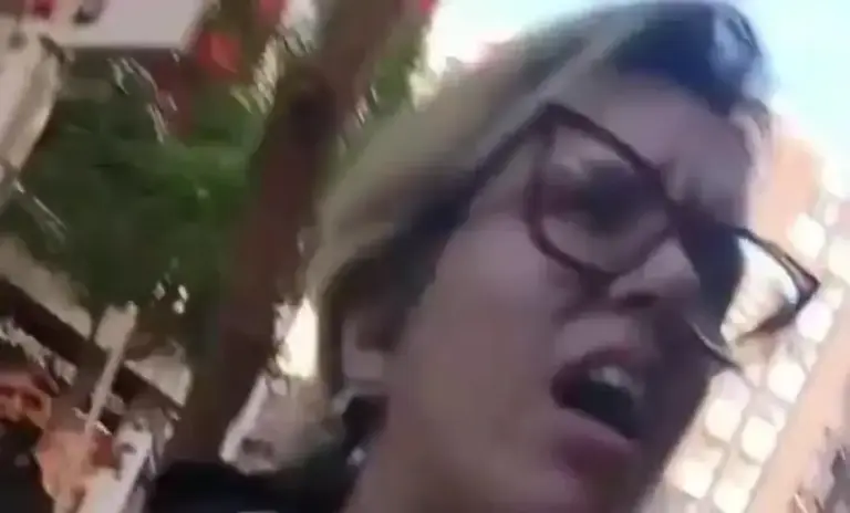 FOTOGRAFÍA. TARRAGONA, 14 DE OCTUBRE DE 2026. Violento ataque a la sede de Vox en Tarragona: Una radical hiere a una trabajadora. El documento audiovisual de la agresión, capturado en exclusiva desde el interior de la sede provincial de Vox por la propia víctima, documenta con precisión la violencia ejercida por la militante radical. Las imágenes arrancan mostrando el interior del local y la puerta acristalada de acceso a la calle Pere Martell, escuchándose de inmediato una serie de fuertes golpes secos propinados desde el exterior. Al abrirse la puerta, se observa en primer plano a una mujer con gafas de montura negra, el pelo corto teñido de rubio platino con los laterales rapados, vestida con una chaqueta negra y portando un bolso de viaje. La asaltante, con ademán muy agresivo, increpa a la trabajadora de Vox gritando: «¿Qué? ¿Qué es esto de deportación?», a lo que la responsable de afiliación responde con firmeza desde dentro de la sede: «Pues deportar a todo inmigrante ilegal». La respuesta desata la furia de la ultraizquierdista, quien rompe a gritar insultos como «¡Qué asquerosos sois, tía!», mientras se abalanza de forma física contra la cámara y la empleada del partido, propinándole un fuerte empujón. Lasvocesdelpueblo (Ñ pueblo)
